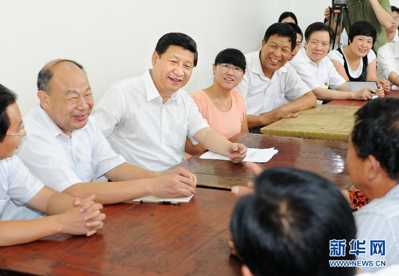 7月11日至12日,中共中央总书记、国家主席、中央军委主席习近平在河北省调研指导党的群众路线教育实践活动。这是习近平在正定县塔元庄村社区综合服务中心看望镇村干部和村民。新华社记者李涛摄