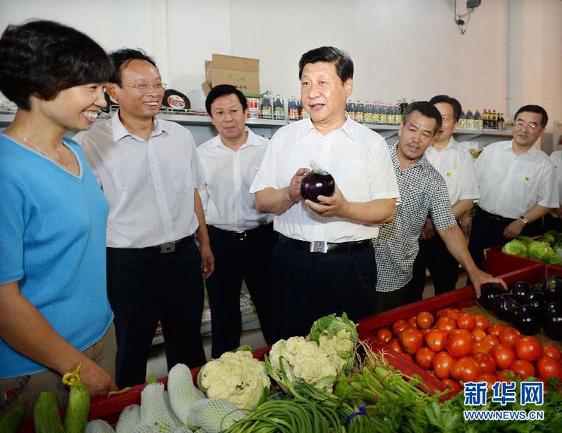 7月11日至12日,中共中央总书记、国家主席、中央军委主席习近平在河北省调研指导党的群众路线教育实践活动。这是习近平在正定县塔元庄村综合超市内同前来购物的群众亲切交流。新华社记者李涛摄