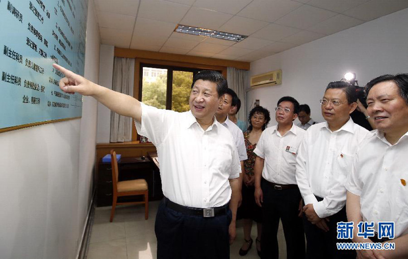 7月11日至12日,中共中央总书记、国家主席、中央军委主席习近平在河北省调研指导党的群众路线教育实践活动。这是习近平在河北省民政厅了解机关开展教育实践活动和改进服务的情况。新华社记者鞠鹏摄