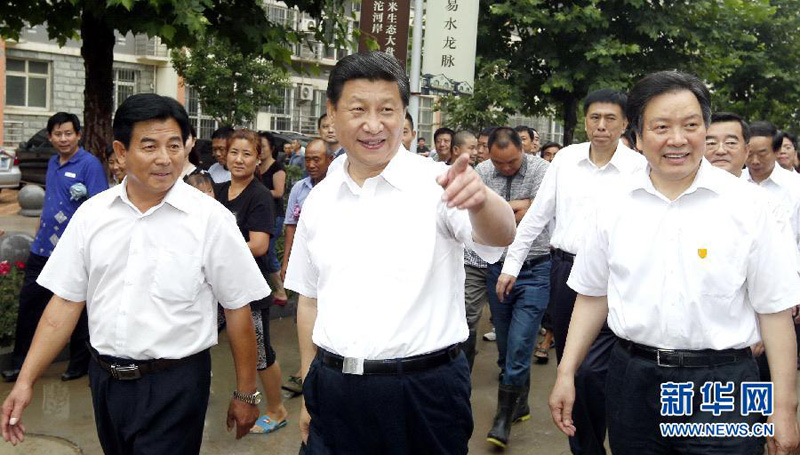 7月11日至12日,中共中央总书记、国家主席、中央军委主席习近平在河北省调研指导党的群众路线教育实践活动。这是习近平在正定县塔元庄村看望镇村干部和村民。新华社记者鞠鹏摄